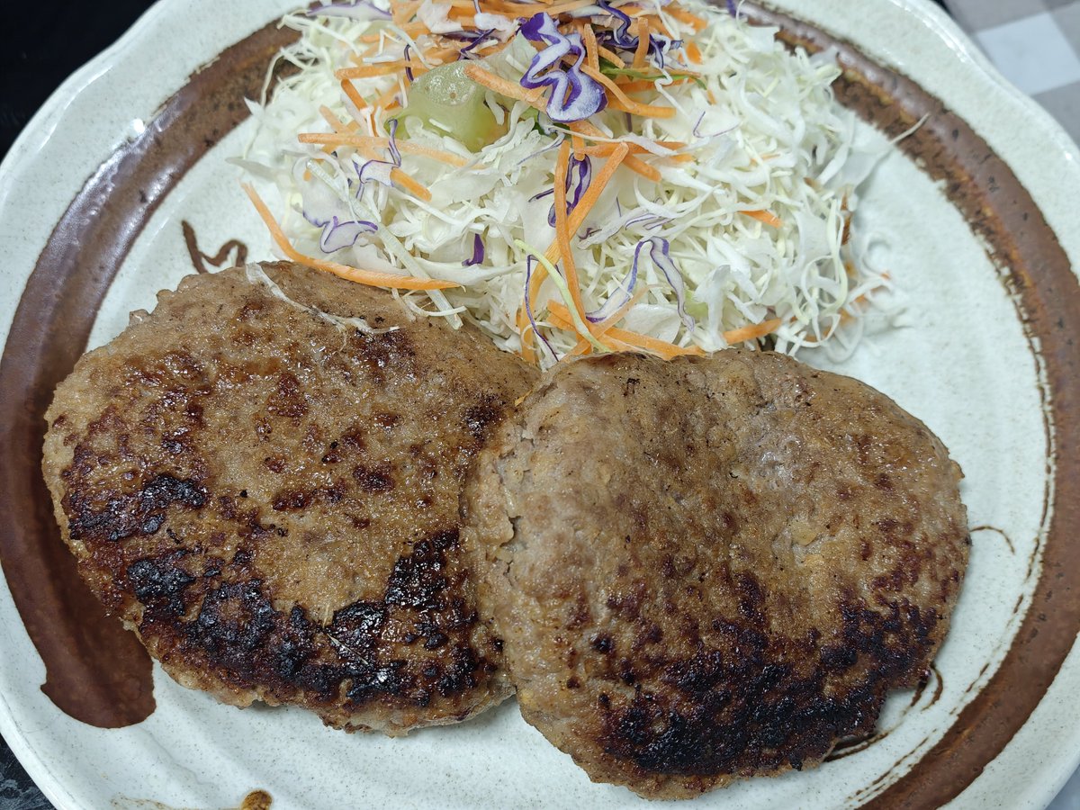 Yukabow1128's tweet photo. お夕飯
「ハンバーグか。。。」
って不満気次男。
「食べたく無ければ自分で作って‼️」
って、言ったら
「じゃぁいらない」
ですと💢
こちとら、仕事して帰宅後にお夕飯作ってるんですけど
そして、あなたのお弁当も、会社の弁当では足らないからと作っているんですけど💢

もうお夕飯作らない😭 https://t.co/oaOzqgTJa7