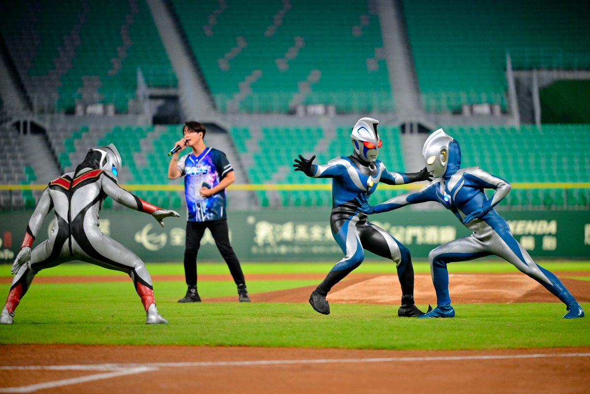 voyager_CT's tweet photo. 2日目はティガ・コスモス、そしてテオが駆けつけてくれました。

台北で戦っている選手達を大型ビジョンで応援。離れていても心は一つ‼️1日目に負けない盛り上がりでした🤩

試合終了後にはサプライズで『オーブの祈り』を熱唱🎤

なんと、台湾でウルトラ作品の放送が再開されたのはオーブからなんですって‼️(元々放送はしていましたが、様々な事情で一度ストップしたとのこと)

10周年という節目に嬉しい機会を頂きました🙇‍♂️

海を隔ててこんなにもウルトラマンを愛して下さる方々がいること、一緒に盛り上げる仲間がいること。心から頼もしく思います。

次は10月末から始まるツアー‼️

力を溜めて思いっきり楽しみますよ〜‼️

#統一ライオンズ #UniLions
#亞太主球場
#台南
#ボイジャー #voyager
#ウルトラマン