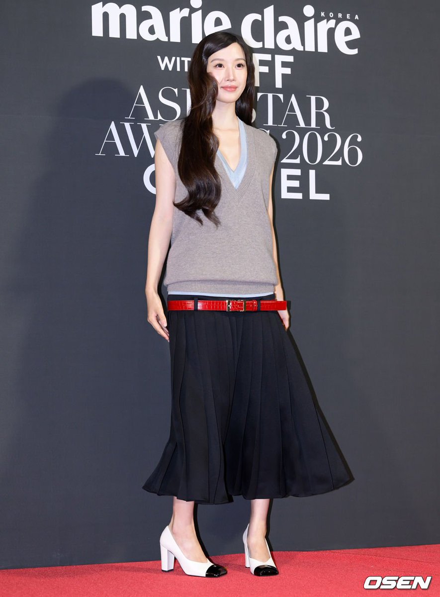 Shinshinglobal's tweet photo. [✨] Actress #MunKaYoung serving looks at ‘Marie Claire Korea with BIFF Asia Star Awards 2026’ red carpet 🩶♥️

#문가영 #MoonGaYoung 
#BIFF2026 #부산국제영화제 #CHANEL
#샤넬 #MarieClaireASA2026 https://t.co/xBV6nf1rAT