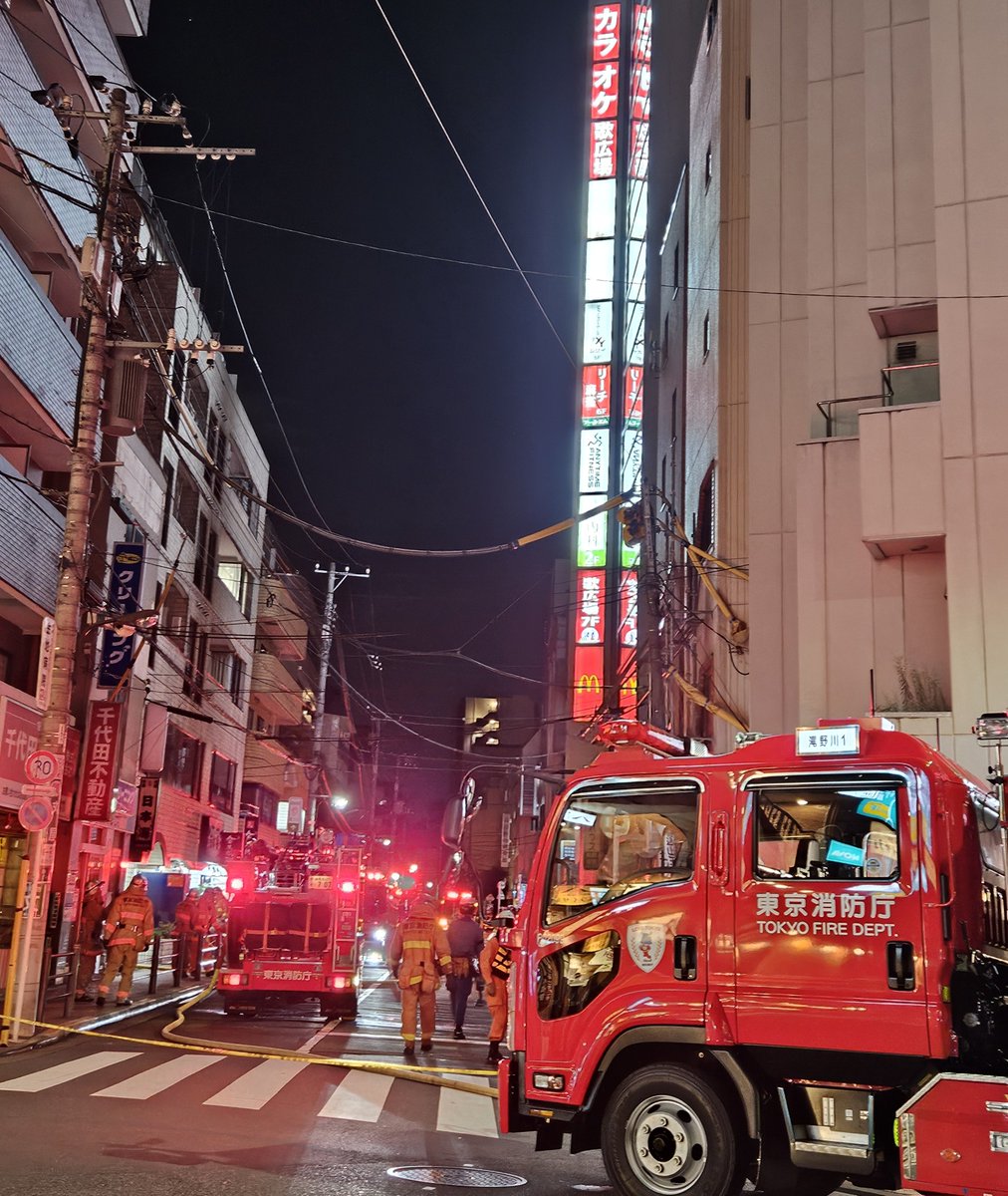 chakoje's tweet photo. 帰ります。店舗から出されました。
まだ現場検証してるみたいです🚒 https://t.co/itDgiKrp45