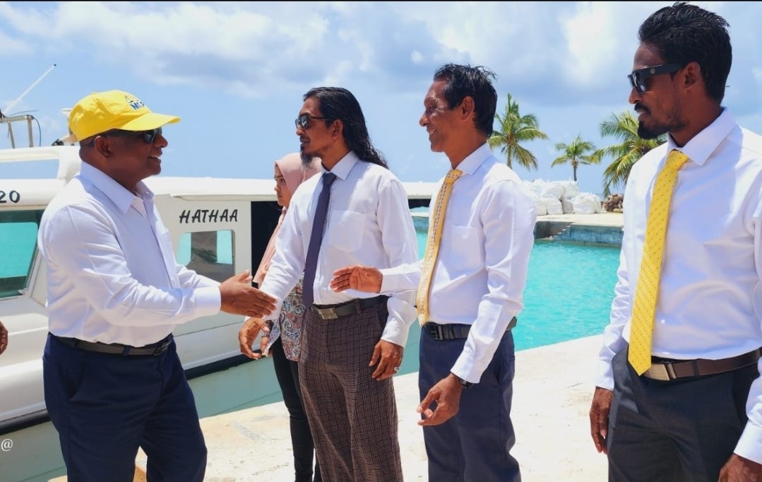 Mohamedfaisalv's tweet photo. ދިވެހިރާއްޖެއަށް ބޭނުންވަނީ ހަމައެކަނި ބަދަލެއް ނޫނެވެ؛ ރައްޔިތު މީހާއަށް ސީދާ އޭގެ ފައިދާ ކުރާނެ ހަގީގީ ބަދަލެކެވެ. މިއީ ވަކި ފަރުދަކަށް ލިބޭ ކުރިއެރުމަކަށް ވުރެ، މުޅި މުޖުތަމަޢަށް އަންނަންޖެހޭ ބަދަލެކެވެ. އޮނަރަބަލް ޢަބްދުﷲ ޝާހިދުގެ ވިސްނުންފުޅަކީ ރަށްރަށަށް ބާރުތައް ދޫކޮށްލައި، ރަށުގެ ތަރައްޤީގެ ހުންގާނު ކައުންސިލްތަކާ ހަވާލުކުރުމެވެ. މި ތަސައްވުރު ހަގީގަތަކަށް ހެއްދެވުމަށްޓަކައި ޕްރައިމަރީގައި ޢަބްދުﷲ ޝާހިދަށް ވޯޓު ދެއްވާ! @abdulla_shahid 

ފައިލްޕޮޓޯ