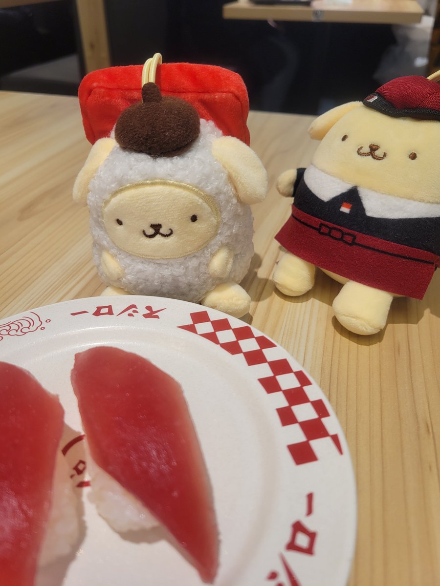 uu_channn's tweet photo. 友達と一緒にスシロー行ったよ〜！
これはマグロを狙うマグロポムとそっと見守る店員ポム https://t.co/gz8Q3Wj6oc