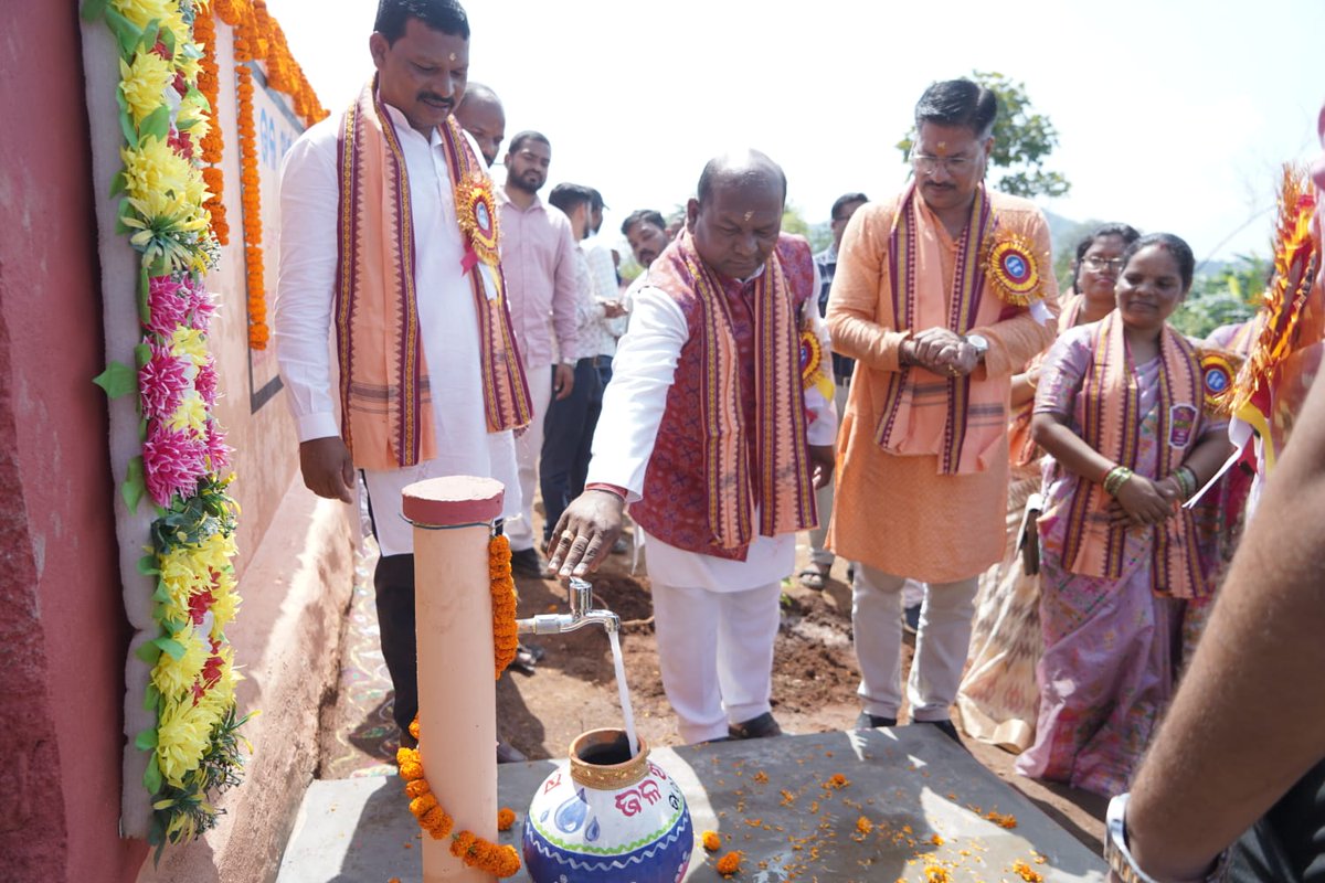 PRDeptOdisha's tweet photo. ଜଳ ଅର୍ପଣ ଦିବସ | କନ୍ଧମାଳ

କନ୍ଧମାଳ ଜିଲ୍ଲାର କେ. ନୂଆଗାଁ ବ୍ଲକ ଅନ୍ତର୍ଗତ ଦୁର୍ଗମ ବାଲିଗାଡ଼ା ଗ୍ରାମ ପଞ୍ଚାୟତରେ ଉତ୍ସାହ ଓ ଆନନ୍ଦର ସହ ଜଳ ଅର୍ପଣ ଦିବସ ପାଳିତ ହୋଇଛି। ବାଲିଗାଡ଼ା ଗ୍ରାମ ପଞ୍ଚାୟତର ସମସ୍ତ ୪ଟି ଗ୍ରାମର ୫୩୮ ପରିବାରକୁ ସୁରକ୍ଷିତ ପାନୀୟ ଜଳ ଯୋଗାଣ ପାଇଁ କାର୍ଯ୍ୟକ୍ଷମ ଘରୋଇ ନଳ ସଂଯୋଗ (FHTC) ପ୍ରଦାନ କରାଯାଇଛି।

ଏହି ଅବସରରେ ପ୍ରଭାତ ଫେରୀ, ଜଳ ବନ୍ଧନ, ଜଳ ଅର୍ପଣ, ସାଂସ୍କୃତିକ କାର୍ଯ୍ୟକ୍ରମ, ପାରମ୍ପରିକ ନୃତ୍ୟ, ବିଦ୍ୟାଳୟସ୍ତରୀୟ ପ୍ରତିଯୋଗିତା ଓ ପୁରସ୍କାର ବିତରଣ ଆଦି ବିଭିନ୍ନ କାର୍ଯ୍ୟକ୍ରମ ଆୟୋଜିତ ହୋଇଥିଲା। ଏଥିସହ ପାଇପ୍‌ ଜଳ ଯୋଗାଣ ପ୍ରକଳ୍ପକୁ ଆନୁଷ୍ଠାନିକ ଭାବେ ଗ୍ରାମ ପଞ୍ଚାୟତକୁ ହସ୍ତାନ୍ତର କରାଯାଇ, ସାମୁଦାୟିକ ମାଲିକାନା ଓ ନିରନ୍ତର ପରିଚାଳନା ତଥା ରକ୍ଷଣାବେକ୍ଷଣକୁ ଗୁରୁତ୍ୱ ଦିଆଯାଇଛି।

ଏହି କାର୍ଯ୍ୟକ୍ରମରେ ମାନ୍ୟବର କନ୍ଧମାଳ ସାଂସଦଙ୍କ ପ୍ରତିନିଧି, ମାନ୍ୟବର ବାଲିଗୁଡ଼ା ବିଧାୟକ, ଏସ୍‌ଡିସି ଅଧ୍ୟକ୍ଷ, କନ୍ଧମାଳ ଜିଲ୍ଲାପାଳ, କେ. ନୂଆଗାଁ ଜିଲ୍ଲା ପରିଷଦ ସଦସ୍ୟ, ବ୍ଲକ ଅଧ୍ୟକ୍ଷ, ବିଡିଓ, ବାଲିଗାଡ଼ା ଗ୍ରାମ ପଞ୍ଚାୟତର ସରପଞ୍ଚ ଓ ସମିତି ସଦସ୍ୟଙ୍କ ସମେତ ବିଭାଗୀୟ ଅଧିକାରୀ, VWSC ସଦସ୍ୟ, ବିଦ୍ୟାଳୟ ଛାତ୍ରଛାତ୍ରୀ ଓ ଗ୍ରାମବାସୀ ଯୋଗଦେଇଥିଲେ।

ବାଲିଗାଡ଼ା ଗ୍ରାମ ପଞ୍ଚାୟତର ୪ଟି ଗ୍ରାମର ୫୩୮ ପରିବାରଙ୍କ ପାଖରେ ସୁରକ୍ଷିତ ପାନୀୟ ଜଳ ପହଞ୍ଚିବା ସହ ସାମୁଦାୟିକ ମାଲିକାନା ଓ ସ୍ଥାୟୀ ଜଳ ଯୋଗାଣ ଦିଗରେ ଏହି ଦିନଟି ଏକ ଗୁରୁତ୍ୱପୂର୍ଣ୍ଣ ମାଇଲଖୁଣ୍ଟ ହୋଇଛି।

#JalArpanDiwas #HarGharJal #JalJeevanMission #Kandhamal #KNuagaon #Baligada #SafeDrinkingWater #CommunityOwnership #Odisha  @CMO_Odisha @RabiNaikBJP @DMKandhamal @RWSS_Odisha @jaljeevan_ @zpkandhamal