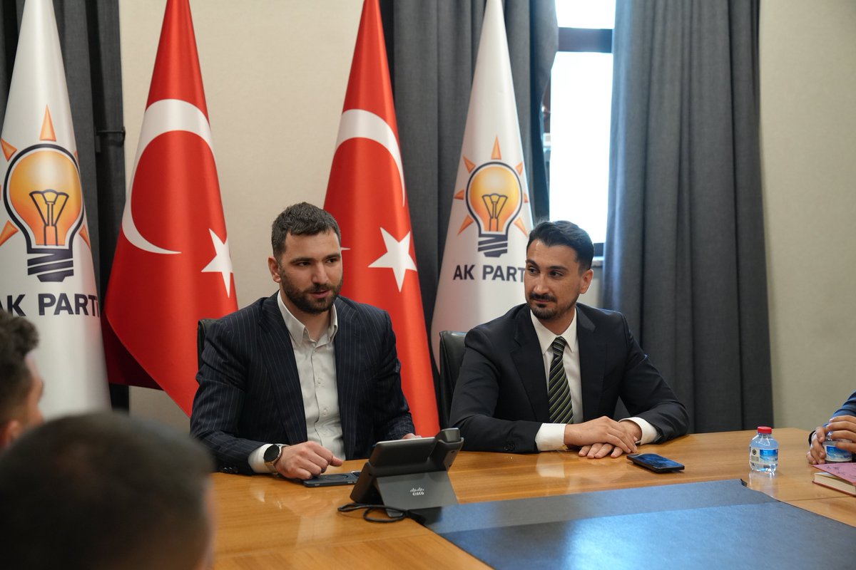 osmannazlier's tweet photo. İzmir İl Gençlik Kolları yönetimimizi ve İlçe Başkanlarımızı Genel Merkezimizde ağırladık.

İzmir’in her köşesinde gençliğin enerjisini ve teşkilatımızın güçlü iradesini sahaya yansıtmaya; Liderimiz Sayın Recep Tayyip Erdoğan’ın izinde, Türkiye Yüzyılı hedeflerimiz doğrultusunda kararlılıkla çalışmaya devam ediyoruz.

İzmir hazır, AK Gençlik hazır! 🇹🇷