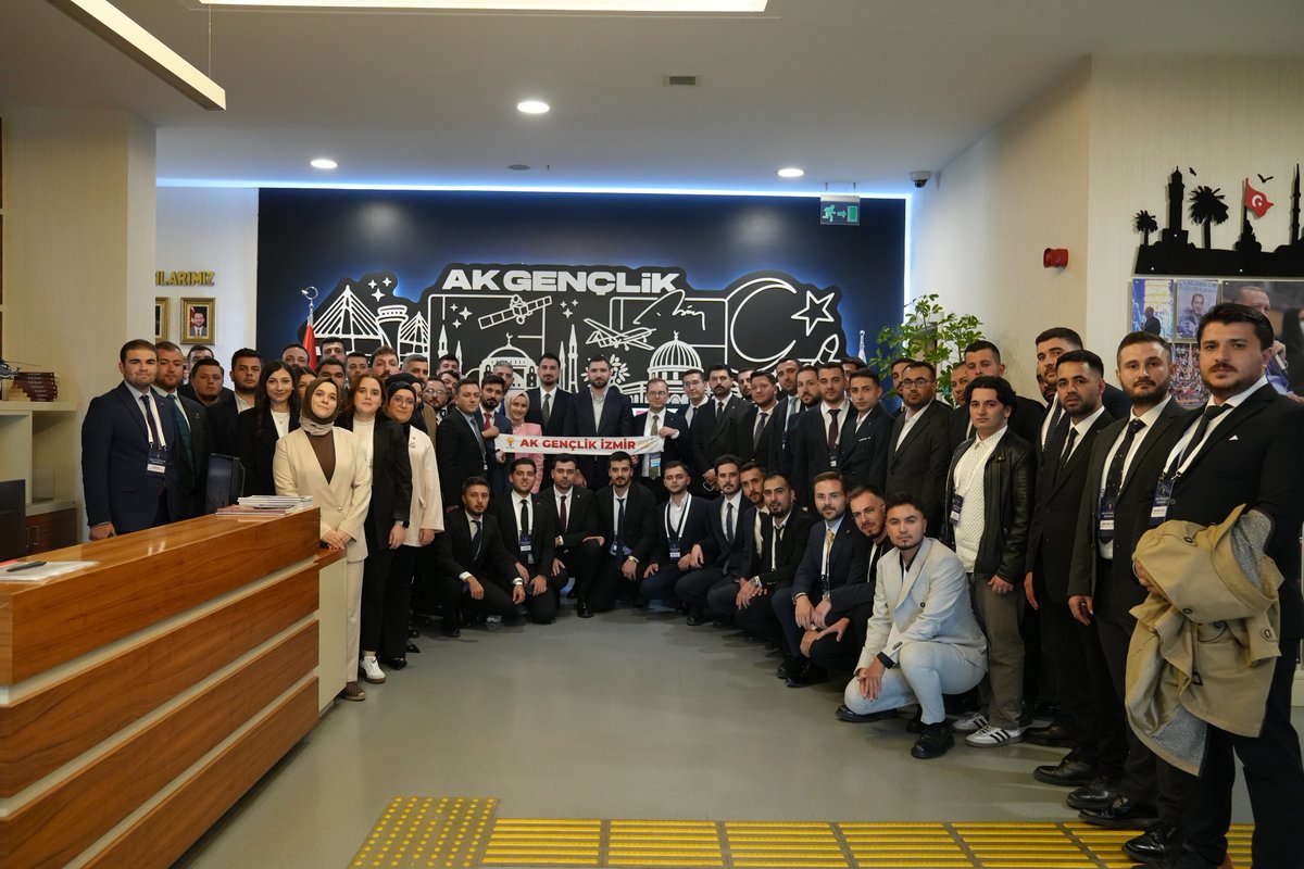 osmannazlier's tweet photo. İzmir İl Gençlik Kolları yönetimimizi ve İlçe Başkanlarımızı Genel Merkezimizde ağırladık.

İzmir’in her köşesinde gençliğin enerjisini ve teşkilatımızın güçlü iradesini sahaya yansıtmaya; Liderimiz Sayın Recep Tayyip Erdoğan’ın izinde, Türkiye Yüzyılı hedeflerimiz doğrultusunda kararlılıkla çalışmaya devam ediyoruz.

İzmir hazır, AK Gençlik hazır! 🇹🇷