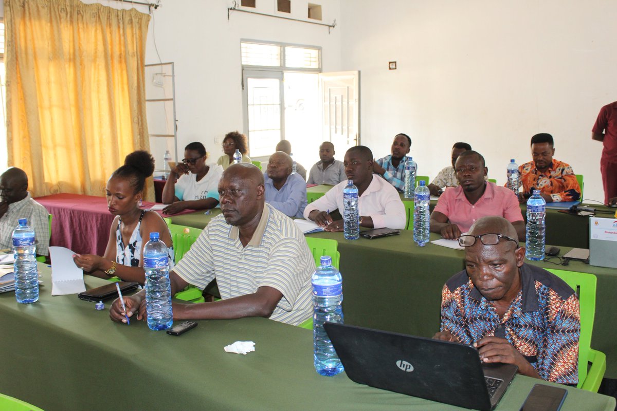 Merankabandi2's tweet photo. @ActionAid @fvs @RcbifUrunani @WorldRelief @Gitega Les activités de l'atelier ont été officiellement ouvertes par Mr @NibigiraGerard8 , chef de cabinet du Gouverneur de @Gitega.  Il a salué l'organisation des appuis du @Merankabandi2, la bonne collaboration et le pas franchi par le présent groupement dans ses activités. https://t.co/JDImiUo4Yz