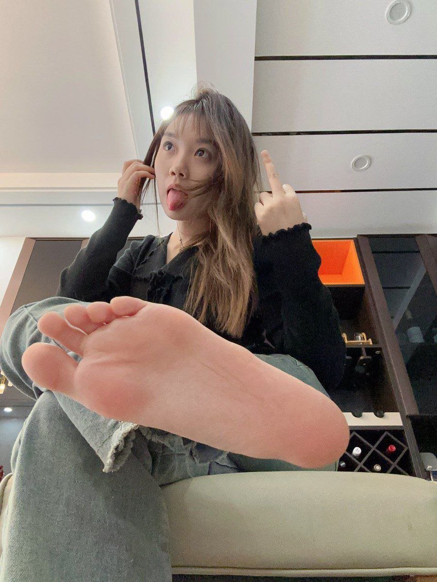 shsj9398's tweet photo. 反差萱萱

＃脚控 ＃足控 ＃恋足 ＃裸足 ＃脸脚同框 ＃美足 ＃美脚 https://t.co/03ftgJzPTG