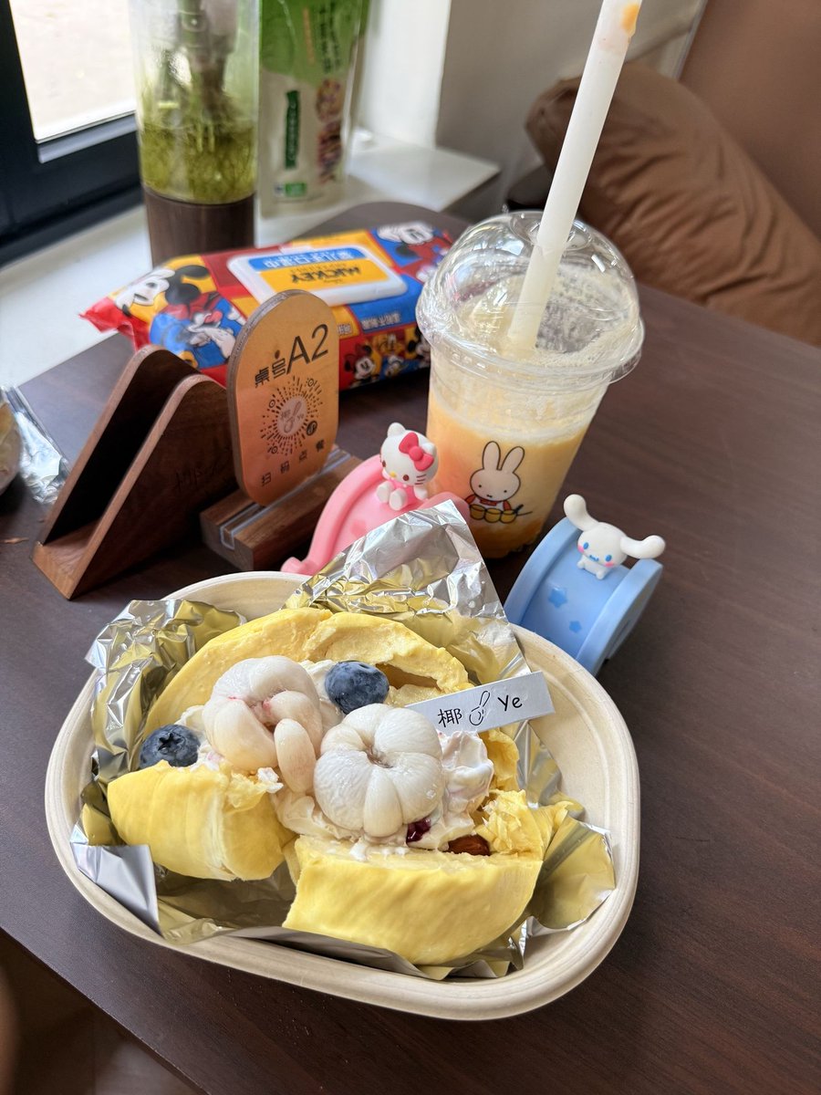 LisaB12090557's tweet photo. When two king of fruits meet ✨ Rich durian filled with fresh mangosteen. Sweetness overload, totally worth it. #CafeHopping #DessertLovers https://t.co/onyJliuGxy