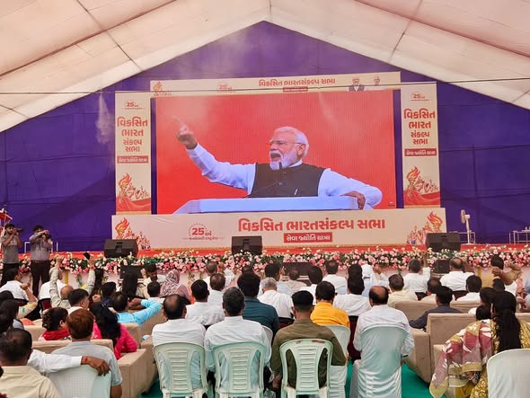 airnews_abad's tweet photo. #SevaJyotiYatra #Gujarat #SevaSankalpAbhiyan #ViksitBharat
પ્રધાનમંત્રી #NarendraModi ના #25YearsOfPublicService ના ભાગરૂપે શ્રમ, કૌશલ્ય અને રોજગાર રાજ્યમંત્રી કાંતિલાલ અમૃતિયાની ઉપસ્થિતિમાં #Bhuj ખાતે “વિકસિત ભારત સંકલ્પ” સભાનું આયોજન કરવામાં આવ્યું
#AIRPics : હેમાંગ પટ્ટણી https://t.co/HmVx7GrGGT