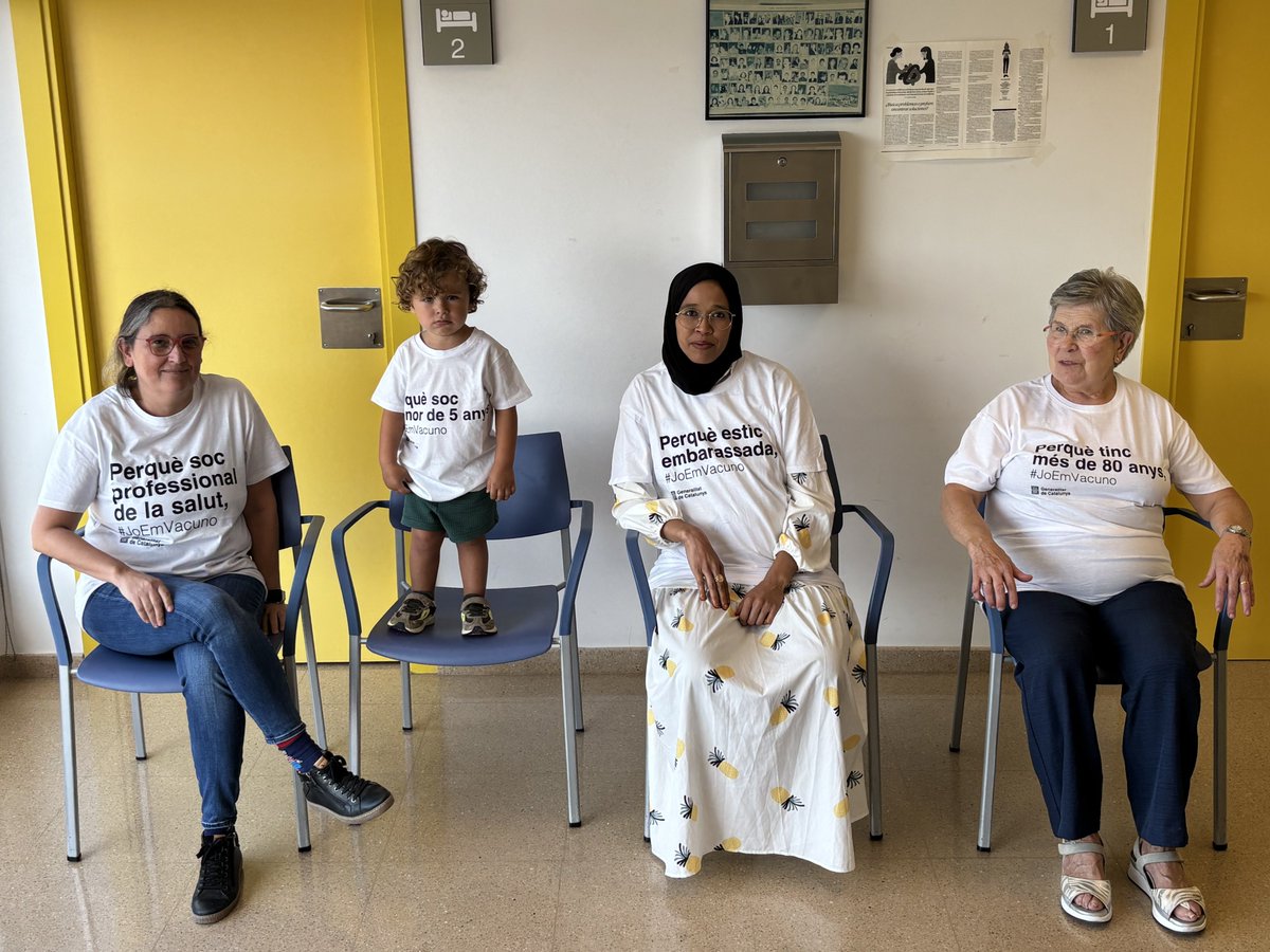 salutcat's tweet photo. En marxa la campanya de vacunació contra la grip i la covid per a:

🔹Persones majors de 80 anys
🔹Embarassades
🔹Professionals sanitaris
🔹Infants de 6 a 59 mesos 
🔹Persones que viuen en residències

Recorda, no cal esperar a rebre un SMS o una notificació per demanar cita. 

Si pertanys a un grup de risc o prioritzat, pots programar directament la vacunació pels canals habituals (la meva salut, citasalut, el teu CAP).
