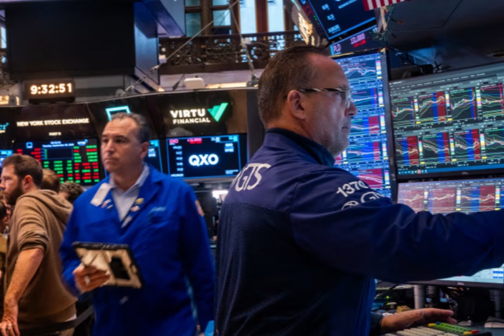 SeanMitchellF4's tweet photo. Two records, one pause. S&amp;P closed 7,819, first record since Aug. 13. Nasdaq Comp 27,600, a second straight record. Wednesday NQ futures are down about 0.2%–0.3%. https://t.co/O7Xg7JzqQT