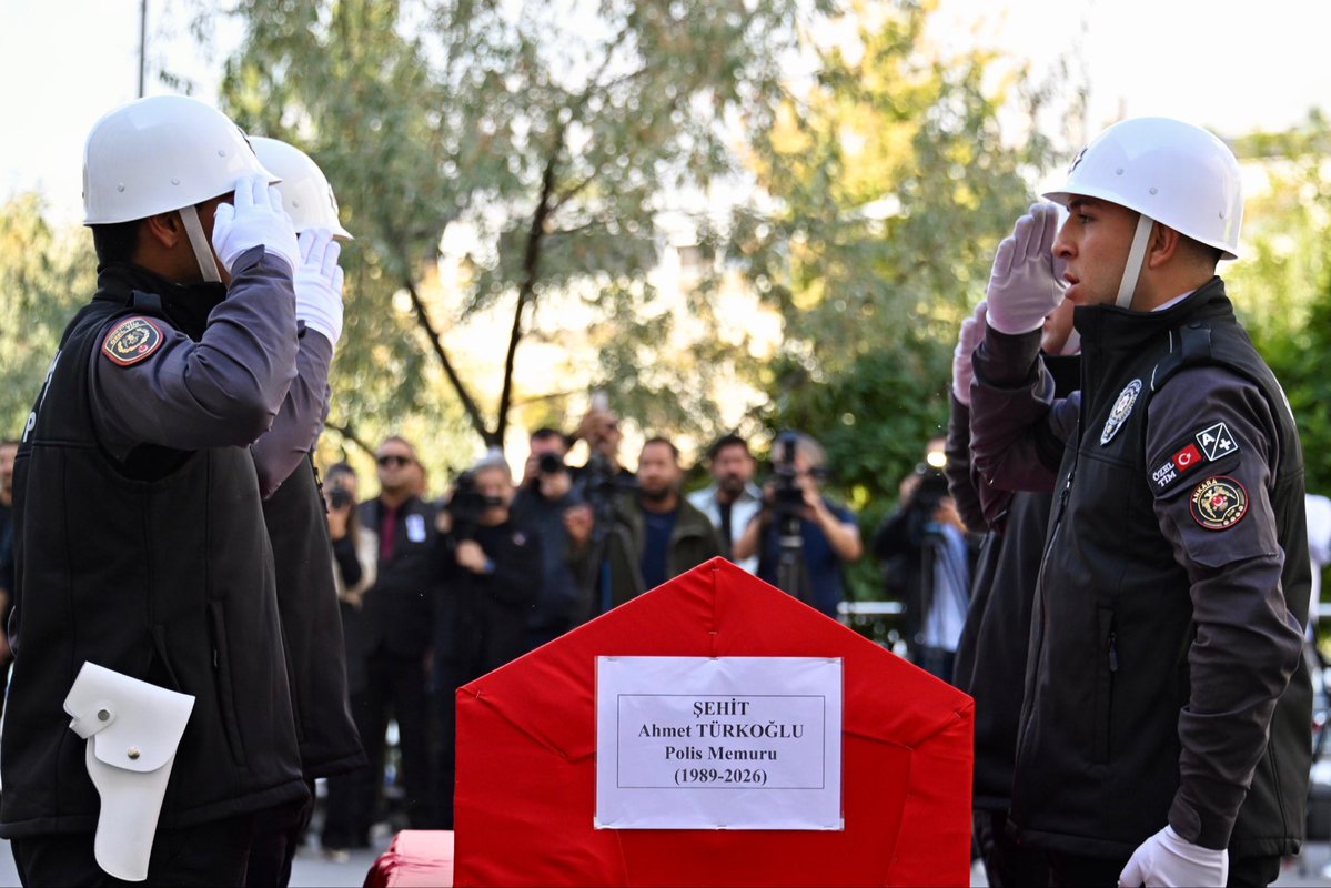 EmniyetGM's tweet photo. Görevi başında uğradığı menfur saldırı sonucu şehadet mertebesine erişen kahraman Polis Memurumuz Ahmet Türkoğlu’nu dualarla ebediyete uğurladık.

Aziz şehidimizin makamı âli, mekânı cennet olsun.

Milletimizin ve teşkilatımızın başı sağ olsun. 🇹🇷

📍Ankara Emniyet Müdürlüğü https://t.co/EGaWQafZXN