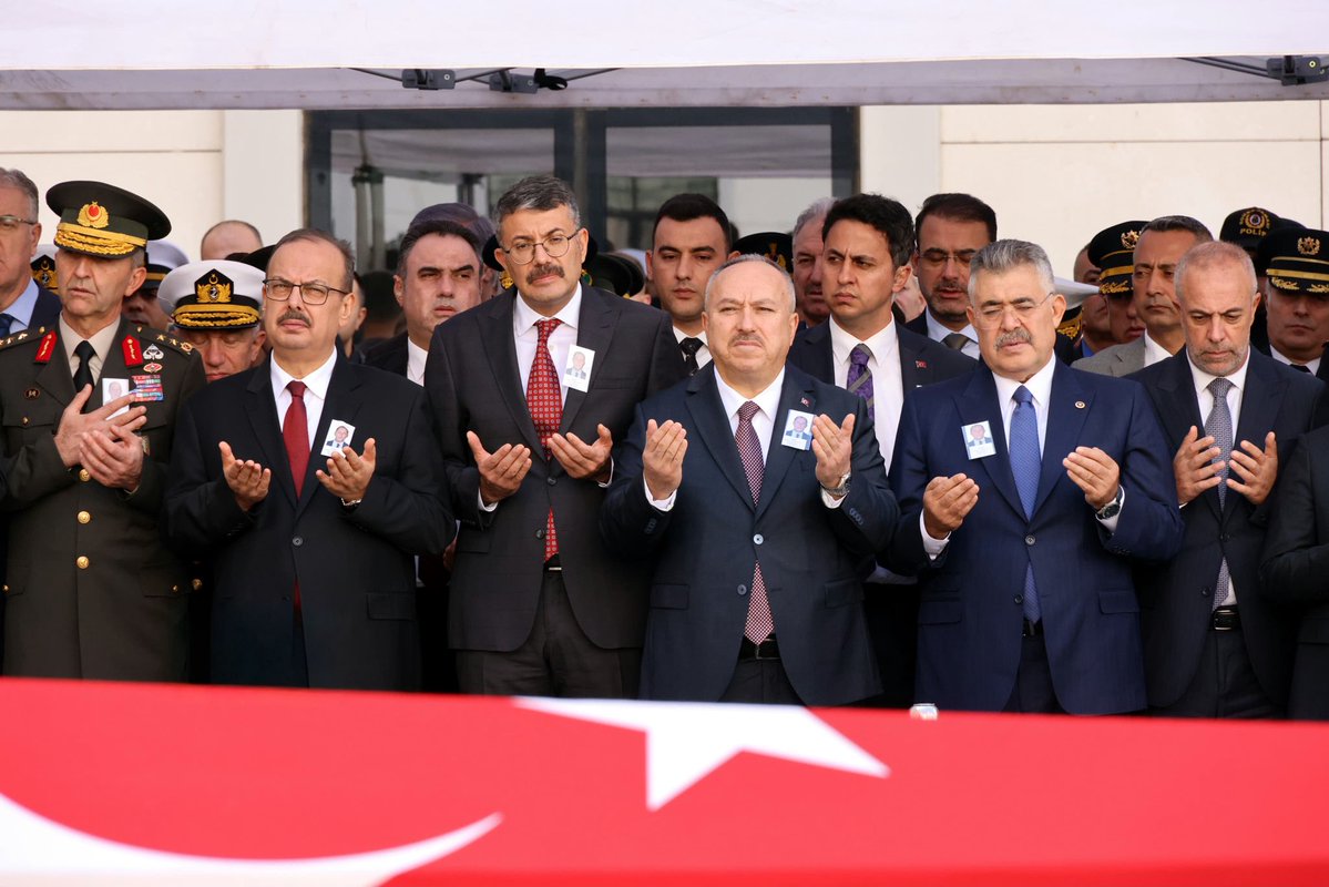 EmniyetGM's tweet photo. Görevi başında uğradığı menfur saldırı sonucu şehadet mertebesine erişen kahraman Polis Memurumuz Ahmet Türkoğlu’nu dualarla ebediyete uğurladık.

Aziz şehidimizin makamı âli, mekânı cennet olsun.

Milletimizin ve teşkilatımızın başı sağ olsun. 🇹🇷

📍Ankara Emniyet Müdürlüğü https://t.co/EGaWQafZXN