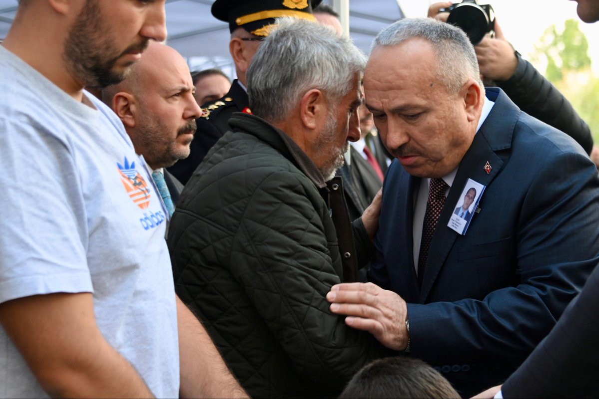 EmniyetGM's tweet photo. Görevi başında uğradığı menfur saldırı sonucu şehadet mertebesine erişen kahraman Polis Memurumuz Ahmet Türkoğlu’nu dualarla ebediyete uğurladık.

Aziz şehidimizin makamı âli, mekânı cennet olsun.

Milletimizin ve teşkilatımızın başı sağ olsun. 🇹🇷

📍Ankara Emniyet Müdürlüğü https://t.co/EGaWQafZXN