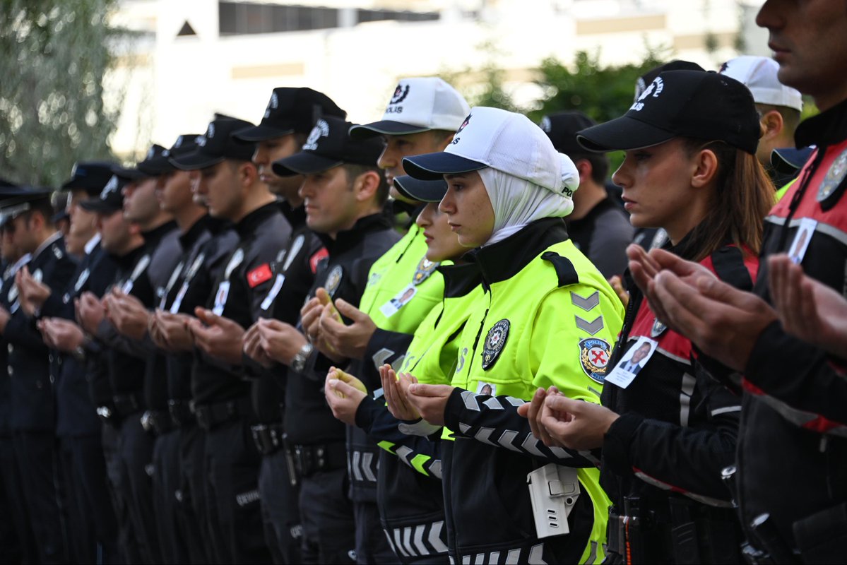 EmniyetGM's tweet photo. Görevi başında uğradığı menfur saldırı sonucu şehadet mertebesine erişen kahraman Polis Memurumuz Ahmet Türkoğlu’nu dualarla ebediyete uğurladık.

Aziz şehidimizin makamı âli, mekânı cennet olsun.

Milletimizin ve teşkilatımızın başı sağ olsun. 🇹🇷

📍Ankara Emniyet Müdürlüğü https://t.co/EGaWQafZXN