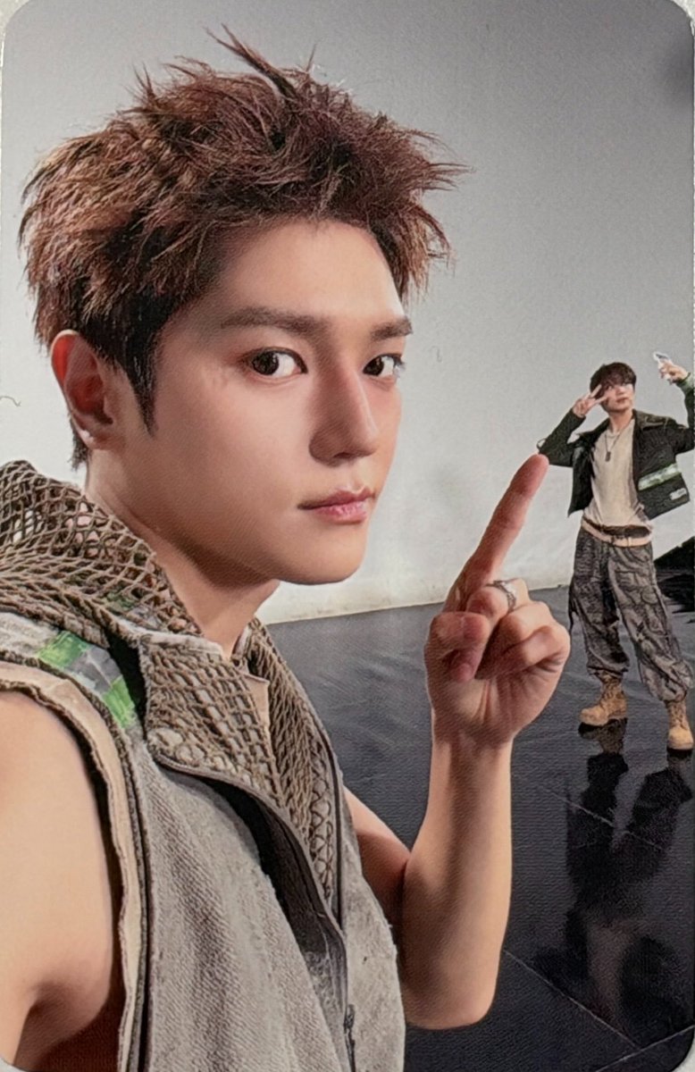 sunhaefs's tweet photo. omg taeyong’s photocard is pointing at maknae haechan taking a selfie in the back 😭😭
so cuteee 😭🥹🤏🏻 https://t.co/falFfRHZjB