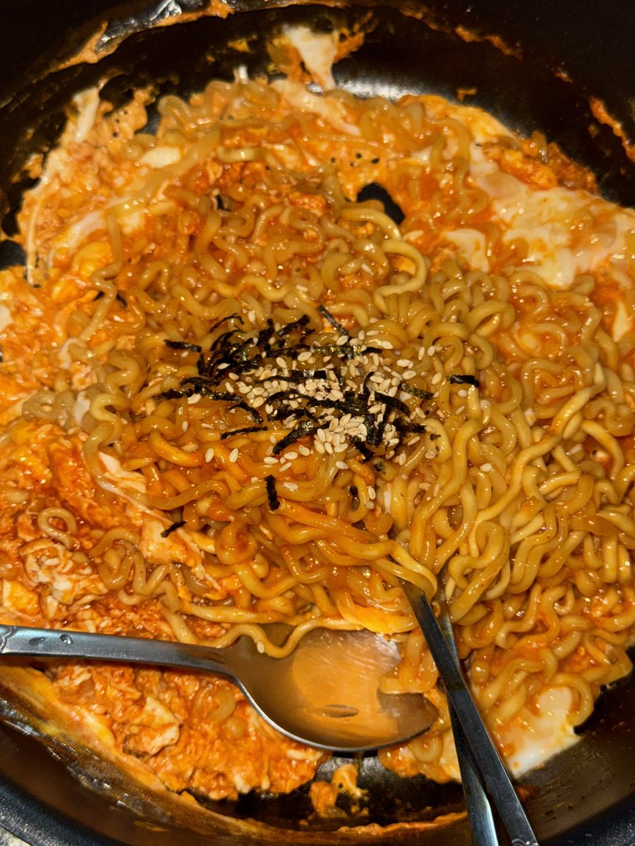 maemmya1_'s tweet photo. 무려 최근 3끼중 한끼가 밥이 있다는 사실!

찜닭남은거에 우동사리 넣어먹기
불닭에 계란 넣기
짜장컵밥에 파김치 먹기 https://t.co/dmdgMt7N5B