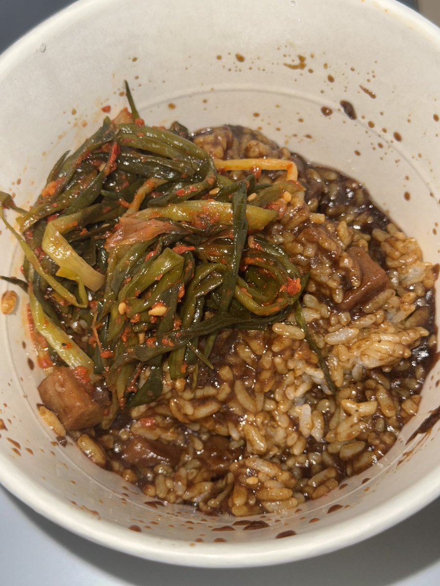maemmya1_'s tweet photo. 무려 최근 3끼중 한끼가 밥이 있다는 사실!

찜닭남은거에 우동사리 넣어먹기
불닭에 계란 넣기
짜장컵밥에 파김치 먹기 https://t.co/dmdgMt7N5B