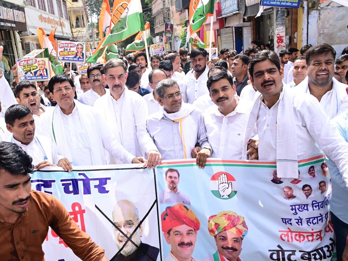TikaRamJullyINC's tweet photo. वोट चोर, गद्दी छोड़ 
ज्ञानेश कुमार इस्तीफा दो

लोकतंत्र की रक्षा की यह लड़ाई जारी रहेगी।

📍अलवर

@JitendraSAlwar @AapkaMurarilal https://t.co/GIKrgRCHN2