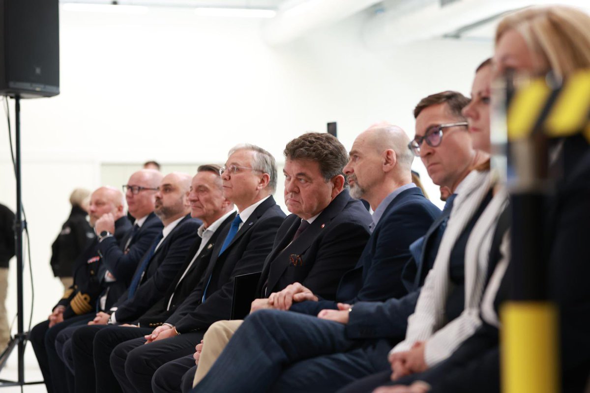 MON_GOV_PL's tweet photo. 📍 #Gdynia, Zakłady RADMOR / AREX | Wicepremier, minister obrony narodowej W. @KosiniakKamysz bierze udział w konferencji poświęconej projektowi „Kaszubia – Zielony Okręg Przemysłowy”. Tematem spotkania są nowe inwestycje na Pomorzu oraz współpraca przemysłowa na rzecz bezpieczeństwa Bałtyku. 
-
@NaszKaszub #bezpieczeństwo #Bałtyk