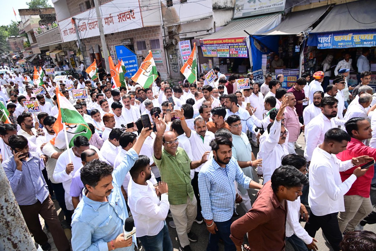 TikaRamJullyINC's tweet photo. वोट चोर, गद्दी छोड़ 
ज्ञानेश कुमार इस्तीफा दो

लोकतंत्र की रक्षा की यह लड़ाई जारी रहेगी।

📍अलवर

@JitendraSAlwar @AapkaMurarilal https://t.co/GIKrgRCHN2