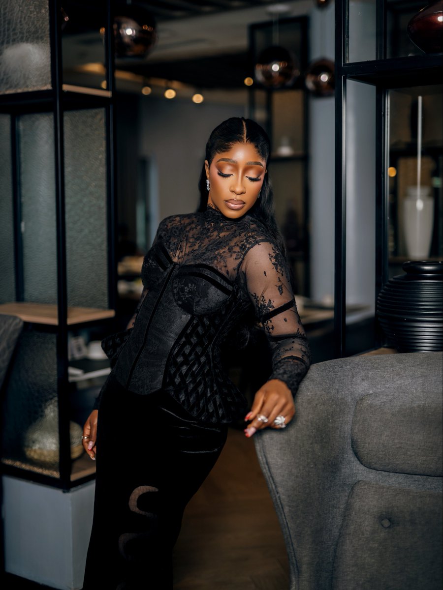 ShebaGamde's tweet photo. Serving looks, making moves, The Queen has entered her next chapter.  🖤👑

Outfit: @niovoofficial 
Photography: @bejvisuals 
MUA: @looksbysophie_ 
Jewelries: @fabjewels_official https://t.co/gObimIYGMw