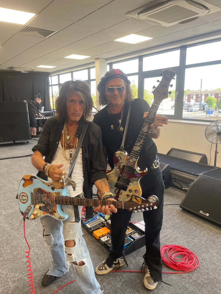 JohnnyDeppd054's tweet photo. #JohnnyDepp 
Joe Perry and Johnny Depp hanging out backstage with their guitars. Perry’s on the left with that cool light blue one, Depp’s on the right in the beret and shades. Looks like someone’s just slapped a big red X on Depp’s head in the photo. https://t.co/SZFz6GJsnM
