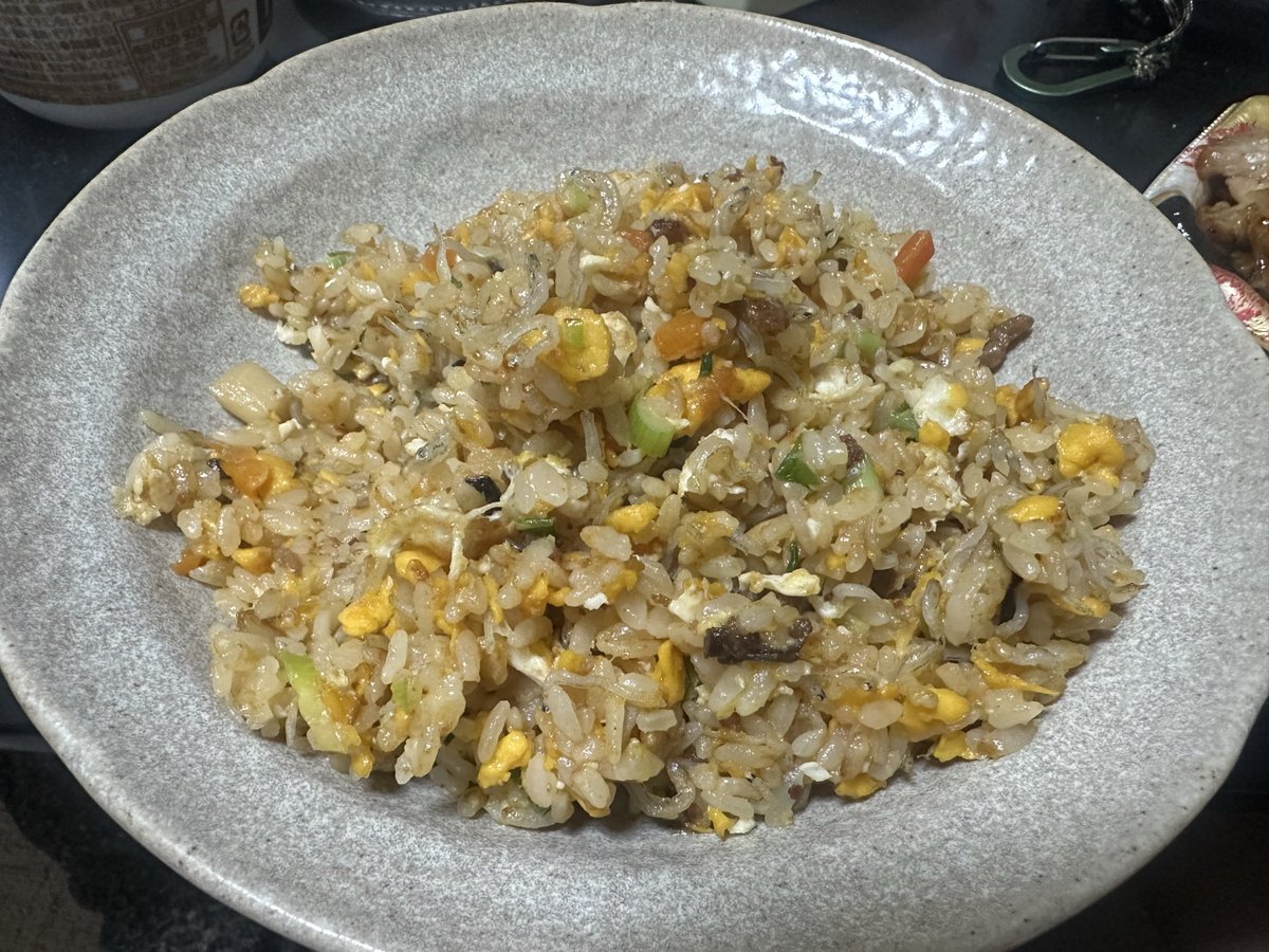 sabothebar's tweet photo. じゃこと大葉の炒飯てのを食いたくなって、じゃこ買ったけど大葉がなかったので、ゴマ油垂らして真逆の味に仕上げて食った。ひと息ついて、ショルダーパットにネン入れて、コバ磨いて完成。気持ち大きめではあるけど、ストレスなく釣りするには、こんなもんやろ。テキトーに作った割には気に入ったぉ https://t.co/Pa6PWY5Tx0