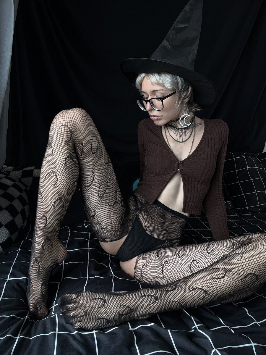 elfmargoth's tweet photo. ~ 7 day of Halloween month 
~ Lunar Witch cosplay 🌙
~ torn fishnets >< https://t.co/f7dZqWCjyS