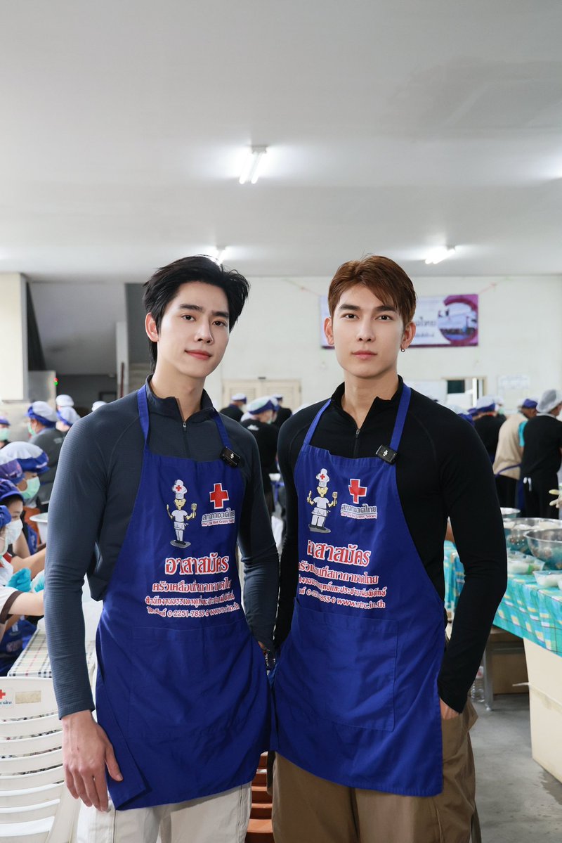 INFINITYENTTH's tweet photo. ส่งต่อความห่วงใย “มิว ศุภศิษฏ์ - ซันนี่ วรรณรัตน์” ลงมือทำอาหาร เติมกำลังใจผู้ประสบภัยน้ำท่วม

#ครัวเคลื่อนที่กับมิวซันนี่ #MewSuppasit #sunnywnrt #หน่วยครัวเคลื่อนที่สภากาชาดไทย 

ท่ามกลางสถานการณ์น้ำท่วมที่ส่งผลกระทบต่อประชาชนในหลายพื้นที่ ศิลปินหนุ่ม “มิว ศุภศิษฏ์ จงชีวีวัฒน์” และ “ซันนี่ วรรณรัตน์ วัฒดาลิมมา” ได้เดินทางไปยัง “หน่วยครัวเคลื่อนที่สภากาชาดไทย” ณ สำนักงานบรรเทาทุกข์และประชานามัยพิทักษ์ สภากาชาดไทย เพื่อร่วมเป็นอีกหนึ่งแรงในการประกอบอาหาร สำหรับนำไปส่งมอบและบรรเทาความเดือดร้อน ให้กับประชาชนที่ได้รับผลกระทบจากสถานการณ์น้ำท่วม
 
ทั้งสองหนุ่มได้ลงมือช่วยกันประกอบอาหาร รวมถึงจัดเตรียมอาหารสำหรับส่งต่อไปยังพื้นที่ประสบภัย โดยบรรยากาศเป็นไปอย่างเรียบง่าย แต่เต็มไปด้วยความตั้งใจ เพราะในช่วงเวลาที่หลายครอบครัวยังต้องเผชิญกับความยากลำบาก อาหารหนึ่งมื้ออาจเป็นเพียงความช่วยเหลือเล็ก ๆ แต่ก็สามารถช่วยแบ่งเบาภาระในแต่ละวัน และเป็นอีกหนึ่งกำลังใจให้ทุกคนผ่านช่วงเวลานี้ไปด้วยกัน 
 
โดย “มิว ศุภศิษฏ์” และ “ซันนี่ วรรณรัตน์” ได้เผยถึงการมาร่วมเป็นจิตอาสาในครั้งนี้ว่า “วันนี้พวกเราตั้งใจมาช่วยในส่วนที่พอจะช่วยได้ครับ การได้มาลงมือทำอาหารด้วยตัวเองร่วมกับพี่ ๆ อาสาสมัครอีกหลายสิบท่าน ยิ่งทำให้รู้สึกว่าในช่วงเวลาแบบนี้ ทุกแรงช่วยเหลือมีความหมายจริง ๆ อย่างน้อยอาหารที่พวกเราช่วยกันทำในวันนี้ ก็จะได้ส่งไปถึงทุกคนที่กำลังได้รับผลกระทบ พวกเราขอเป็นอีกหนึ่งกำลังใจให้กับผู้ประสบภัย รวมถึงเจ้าหน้าที่และอาสาสมัครทุกท่าน หวังว่าสถานการณ์จะดีขึ้นในเร็ว ๆ นี้ครับ”
 
การมาร่วมเป็นจิตอาสาให้กับ “หน่วยครัวเคลื่อนที่สภากาชาดไทย” ในครั้งนี้ จึงไม่ได้มีเพียงอาหารที่ถูกส่งต่อไปยังพื้นที่ประสบภัย แต่ยังสะท้อนให้เห็นถึงการช่วยเหลือกันคนละไม้คนละมือในช่วงเวลาที่ยากลำบาก เพราะทุกความช่วยเหลือล้วนมีความหมาย และเป็นส่วนหนึ่งที่ช่วยให้ทุกคนก้าวผ่านสถานการณ์นี้ไปด้วยกัน หวังว่าสถานการณ์จะคลี่คลาย และประชาชนในพื้นที่จะสามารถกลับมาใช้ชีวิตได้ตามปกติในเร็ววัน