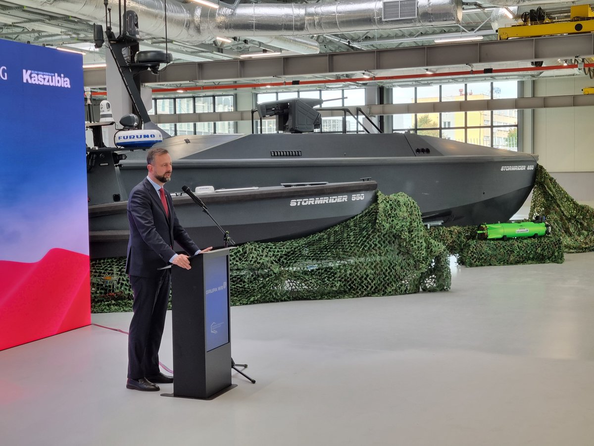 WBGroup_PL's tweet photo. Konferencję w Gdyni rozpocząl @KosiniakKamysz zwracając uwagę na wielkość inwestycji w przemysł obronny, podkreślając znaczenie zaawansowanych bezzałogowych systemów @WBGroup_PL w wojsku, a także współpracy w dziedzinie obronności w obszarze Bałtyku, ze szczególnym uwzględnieniem relacji polsko-norweskich. Minister Obrony Narodowej podkreślił też, że będzie promował polskie rozwiązania wojskowe za granicą, wspierając krajowe przedsiębiorstwa branży bezpieczeństwa.
