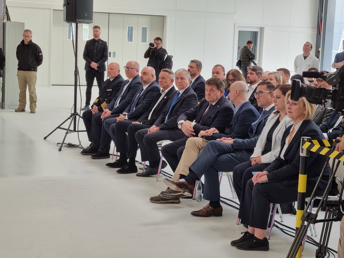 WBGroup_PL's tweet photo. Konferencję w Gdyni rozpocząl @KosiniakKamysz zwracając uwagę na wielkość inwestycji w przemysł obronny, podkreślając znaczenie zaawansowanych bezzałogowych systemów @WBGroup_PL w wojsku, a także współpracy w dziedzinie obronności w obszarze Bałtyku, ze szczególnym uwzględnieniem relacji polsko-norweskich. Minister Obrony Narodowej podkreślił też, że będzie promował polskie rozwiązania wojskowe za granicą, wspierając krajowe przedsiębiorstwa branży bezpieczeństwa.
