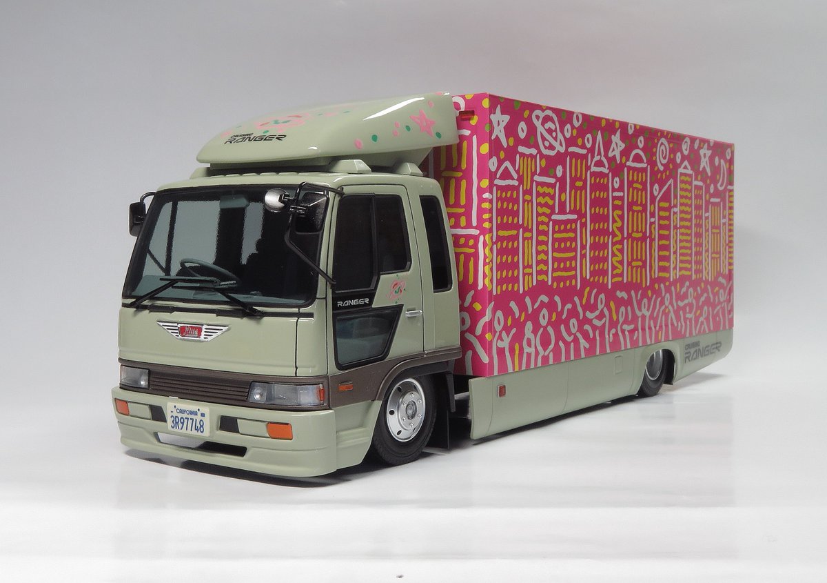 cllrpd6Lh8iDeVZ's tweet photo. アオシマ 1/32 クルージングレンジャー完成品！
ホイールを4tダンプのモノを使用してべったりさせました。ボディに貼る紙シールの糊が弱くなっていて、いずれ捲れてくるんじゃなかろうかと恐怖に震えていますw
プラモは買ったらさっさと作るのが吉
#クルージングレンジャー
#青い森プラモどーめー https://t.co/k7xQ6Eyp6R