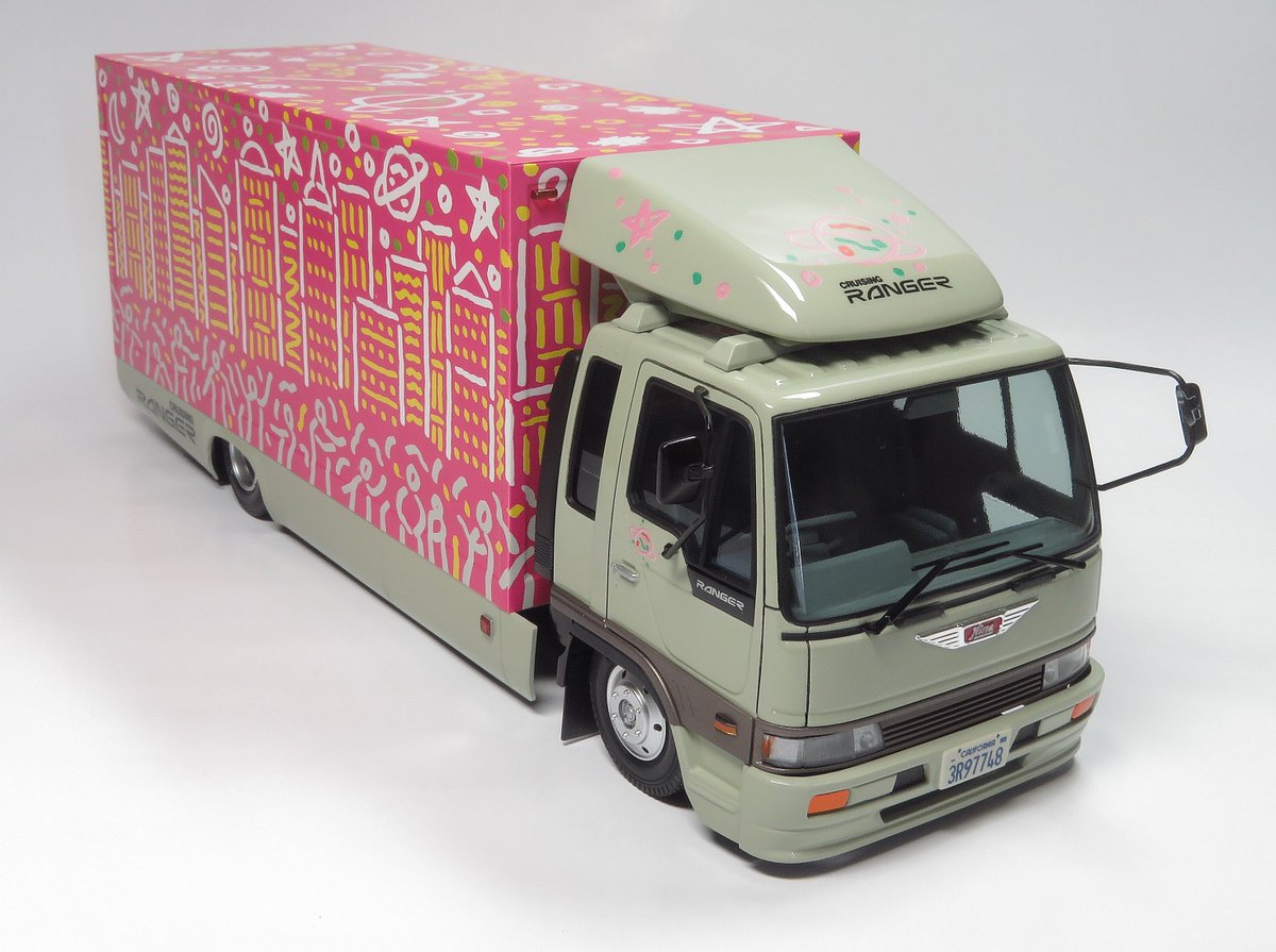 cllrpd6Lh8iDeVZ's tweet photo. アオシマ 1/32 クルージングレンジャー完成品！
ホイールを4tダンプのモノを使用してべったりさせました。ボディに貼る紙シールの糊が弱くなっていて、いずれ捲れてくるんじゃなかろうかと恐怖に震えていますw
プラモは買ったらさっさと作るのが吉
#クルージングレンジャー
#青い森プラモどーめー https://t.co/k7xQ6Eyp6R