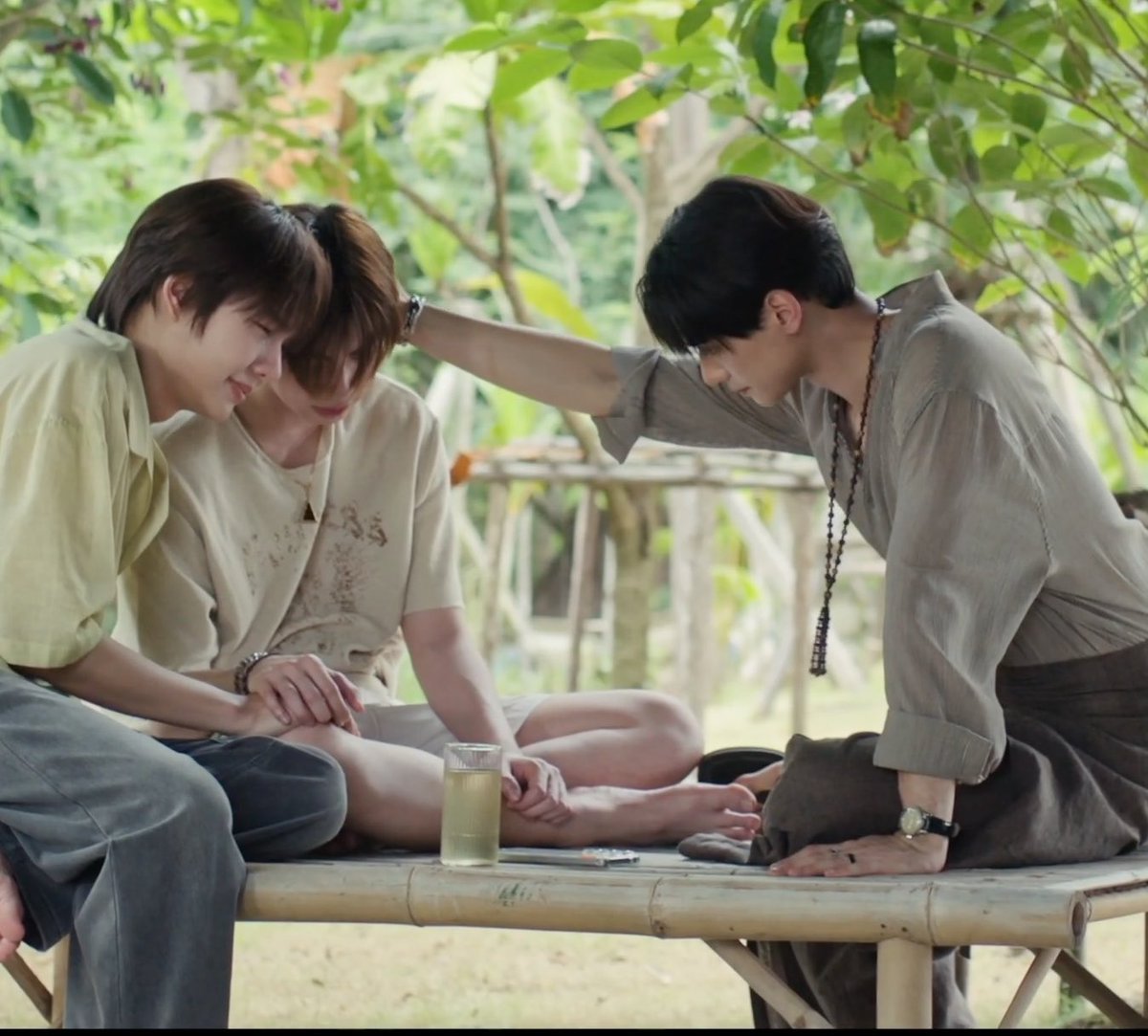 GotoKP3y's tweet photo. พูดได้ไหมว่าซีนสามคนนี้เหมือน หลานที่อกหักครั้งแรกแล้วกลับมาให้ลุงกับป้าปลอบอะ555555555555555555555 https://t.co/owtLZUriRs
