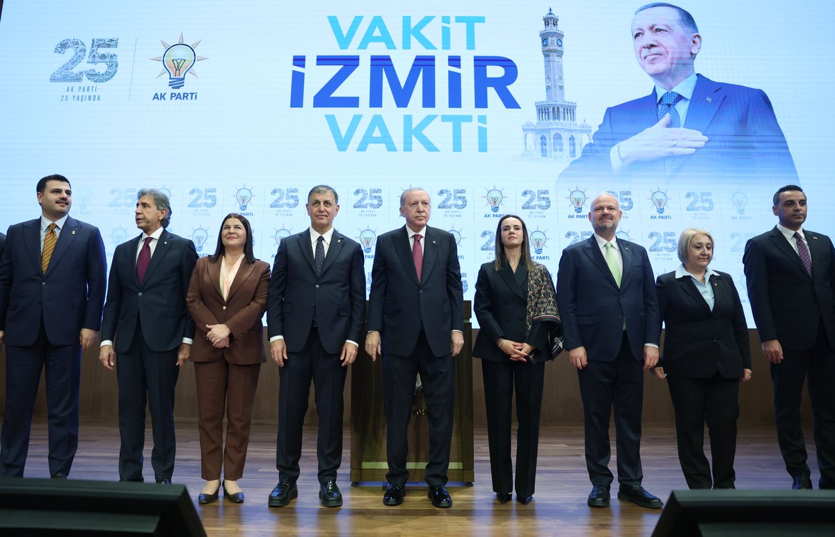RTErdogan's tweet photo. Bugün aramıza katılan İzmir Büyükşehir Belediye Başkanı Cemil Tugay’a “AK Parti ailesine hoş geldin, safalar getirdin” diyorum.

Ege’nin incisi İzmir’e ve İzmirli kardeşlerimize hizmet mücadelesinde tüm imkânlarımızla kendisine destek olacağımızı vurgulamak istiyorum.

İzmir’imizin gönül belediyeciliği ile tanışması hayırlı, uğurlu olsun.