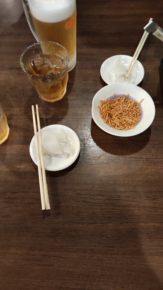 tsuyoponGamer's tweet photo. 鹿児島はええとこですな��〜(^○^)
夜ご飯ここで食べて　カミさんもワテも美味しさにビックリで旨い旨いの連発でした(^○^)
カミさんなんか土鍋のやつ食った。ワテは天丼と1本天ぷら蕎麦食べた。
ビールのあてにベビースターみたいなやつ初めて食べたし、生ビールについてきた。コレもおいしかった。 https://t.co/okigGXtwX5