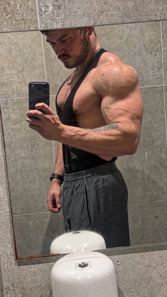 MancMuscleMan's tweet photo. My biceps are bigger then your head https://t.co/FgyvKImH52