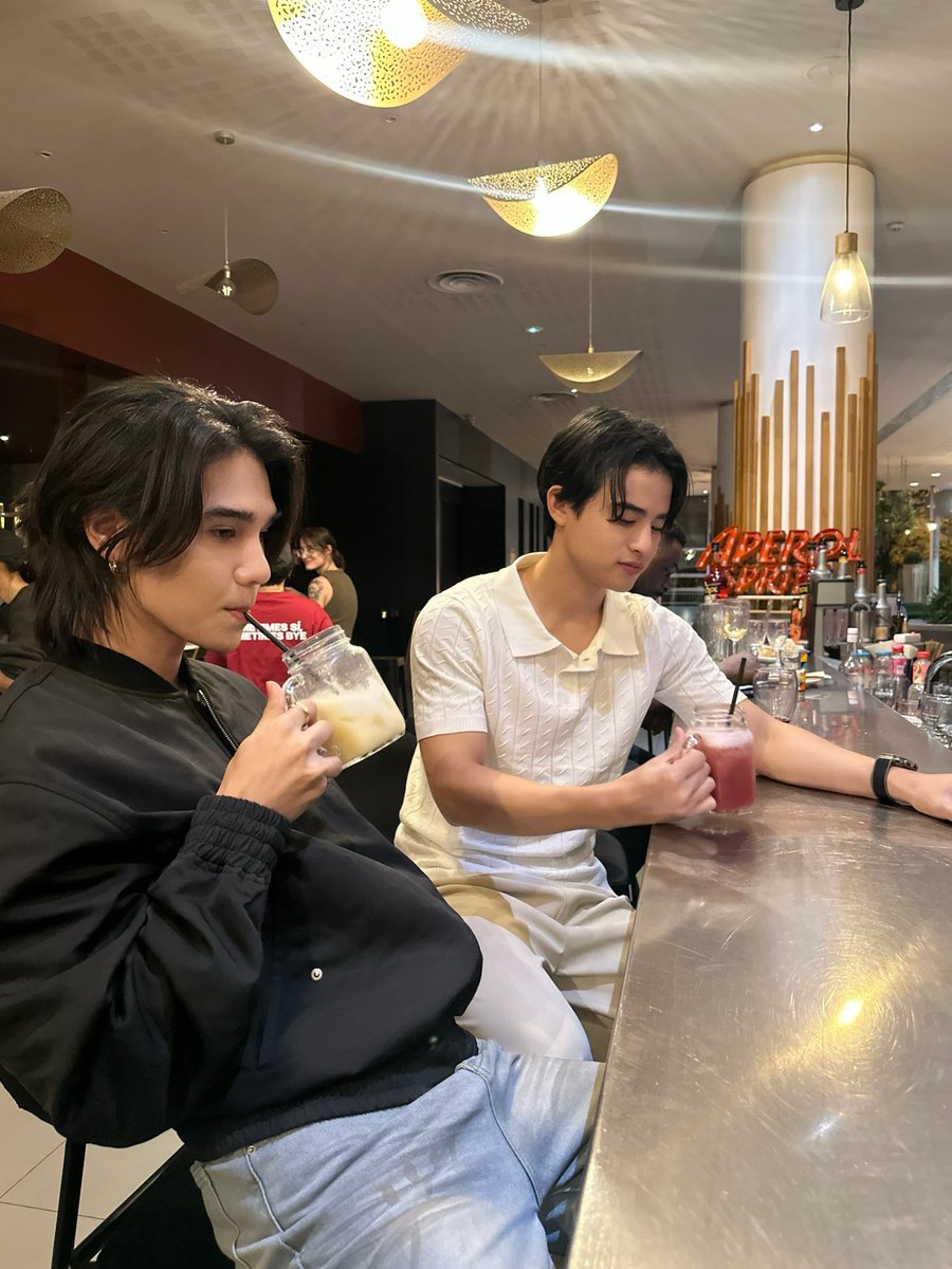 ppsaturr's tweet photo. ไอเจี้ย กุเพิ่งตื่นทุกคน😭😭😭😭😭😭😭😭 คือคนพี่กับคนน้องไปเจอกันที่ปารีสหรอ มีน้ามตาว่ะ ประเทศไทยนัดกันไปฟิตเนสยากเนาะ เจอที่ปารีสจบๆ52552525252555555555 คิดถึงอ่ะTT https://t.co/5Lkp0vxrpI