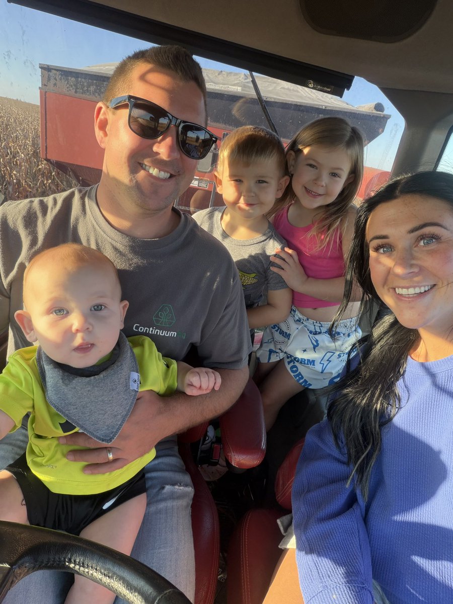 Continuum_Ag's tweet photo. I had a full cab of help running grain cart during #Harvest26. It was a great day for it and we had a lot of fun. This is what the #FamilyFarm is all about! 🇺🇸🌽 https://t.co/AbeFgWLt7o