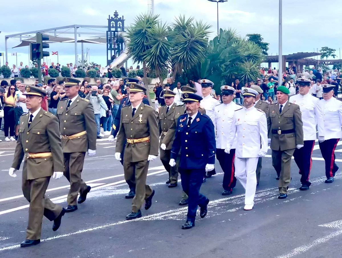 sermilitar_es's tweet photo. 🇪🇸 ¡La convocatoria de Reservistas Voluntarios ya está abierta!
https://t.co/pNRl27tUs7 

Además, puedes solicitar hasta 10 plazas diferentes, incluso pertenecientes a distintos Ejércitos, Armada o Cuerpos Comunes. 

Tienes 20 días desde la publicación de la convocatoria para apuntarte. Puedes inscribirte a través de:
https://t.co/zrHP8AnQyX

#ReservistasVoluntarios #FuerzasArmadas #QuieroSerMilitar