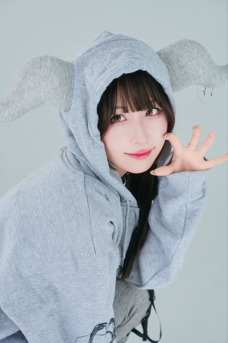 THEODOL_TKN's tweet photo. ❤︎#きゅるして
の島村嬉唄ちゃんが
着こなす、メタルロゴ×だぼだぼシルエットが可愛い悪魔のパーカー❤︎

Model身長:152cm

着用アイテム
❤︎メタルエンジェルシリーズ
ジップパーカー/ショートパンツ
❤︎ ニーハイブーツレッグウォーマー

現在販売中です❤︎
🛒https://t.co/EEI8kTMxtL https://t.co/WwcjGnSCzt