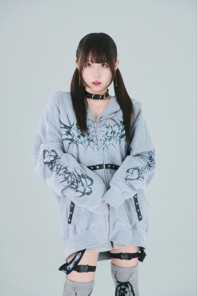 THEODOL_TKN's tweet photo. ❤︎#きゅるして
の島村嬉唄ちゃんが
着こなす、メタルロゴ×だぼだぼシルエットが可愛い悪魔のパーカー❤︎

Model身長:152cm

着用アイテム
❤︎メタルエンジェルシリーズ
ジップパーカー/ショートパンツ
❤︎ ニーハイブーツレッグウォーマー

現在販売中です❤︎
🛒https://t.co/EEI8kTMxtL https://t.co/WwcjGnSCzt
