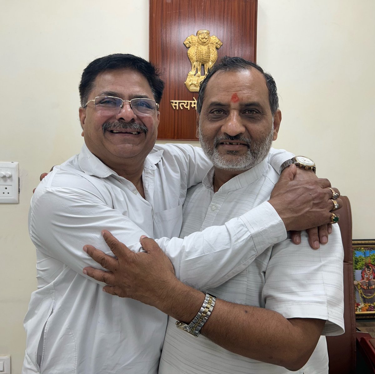 AjayMahawarBJP's tweet photo. मेरे दोनों मित्र @BJP4Delhi के महामंत्री @visshnumittal जी और EDMC के पूर्व नेता सदन @Parvesh_bjp जी को जन्मदिन की हार्दिक बधाई व शुभकामनाएं। आप दोनों दीर्घायु, स्वस्थ और यशस्वी हों। https://t.co/frS448MHbF