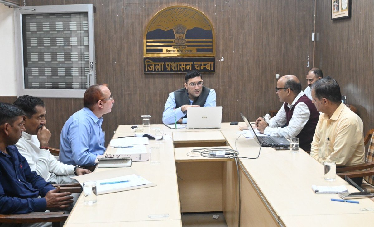 DCChamba's tweet photo. प्लास्टिक कचरे का प्रभावी डोर-टू-डोर संग्रहण किया जाए सुनिश्चित —उपायुक्त मुकेश रेपस्वाल https://t.co/gennX3rZbl