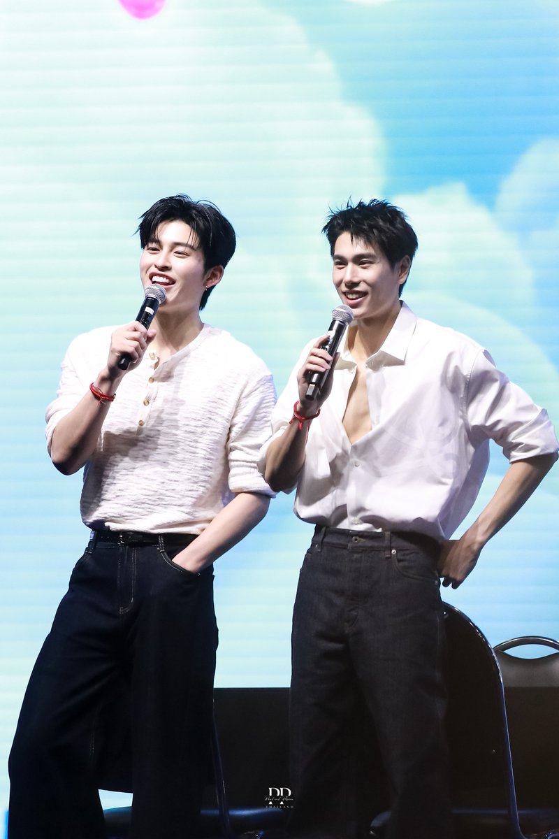doublepjourney_'s tweet photo. ลุควันนี้เสื้อขาวทั้งคู่ หล่อมากกกกกครับปอนด์ภูวินทร์

PPP FAM FANIVAL FANSIGN

#GMMTVFANIVAL2026HappyFamilyxPP
#ปอนด์ภูวินทร์ #PondPhuwin https://t.co/e4UzpiXKEe