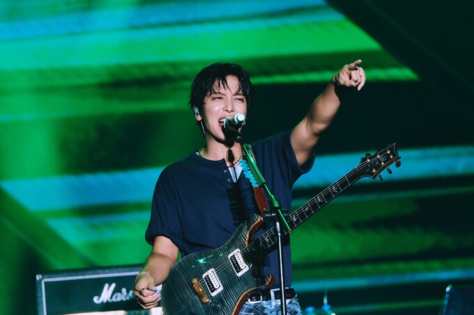 Kkorepo's tweet photo. 「#CNBLUE」、台湾でのイベントに出演…「エ・バ・ティ」の旗を掲げて情熱的なライブ（動画あり）
🔗https://t.co/7rSOsJooQN https://t.co/utCweei3O3