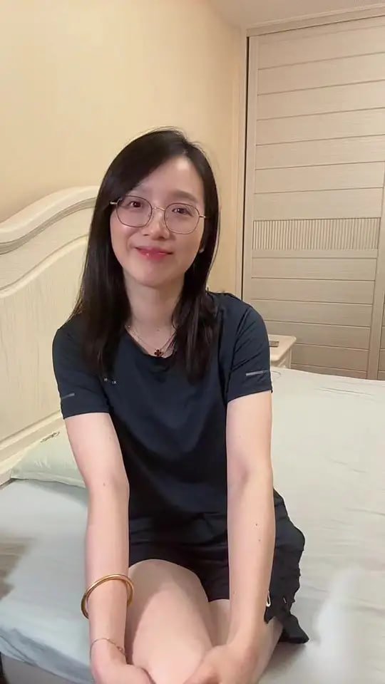TakacoNoborder's tweet photo. 戴着眼镜，坐得端端正正，笑得像没事。

短裤底下已经湿透了。纸巾垫着还在往外渗，床单那一块也深了。腿并着，手还放在膝盖上，下面却一直在流水，黏得坐不住。 https://t.co/agjHf1qA3K