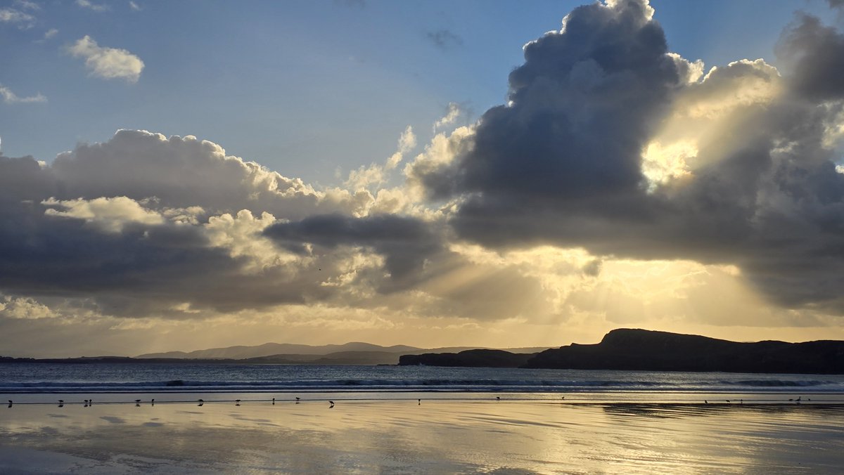 ZoeConwayfiddle's tweet photo. Hello from our morning walk in Donegal 💚 How stunning is this beach ... just amazing!!!
Now to get all ready for the big gig tonight with the RTÉ Concert Orchestra in Gort an Choirce!!! 🎉

Tune in live on Raidió na Gaeltachta (Oifigiúil) at 7:30pm 🎶🎻

#irishfiddle #song https://t.co/gdKIUX6aBh