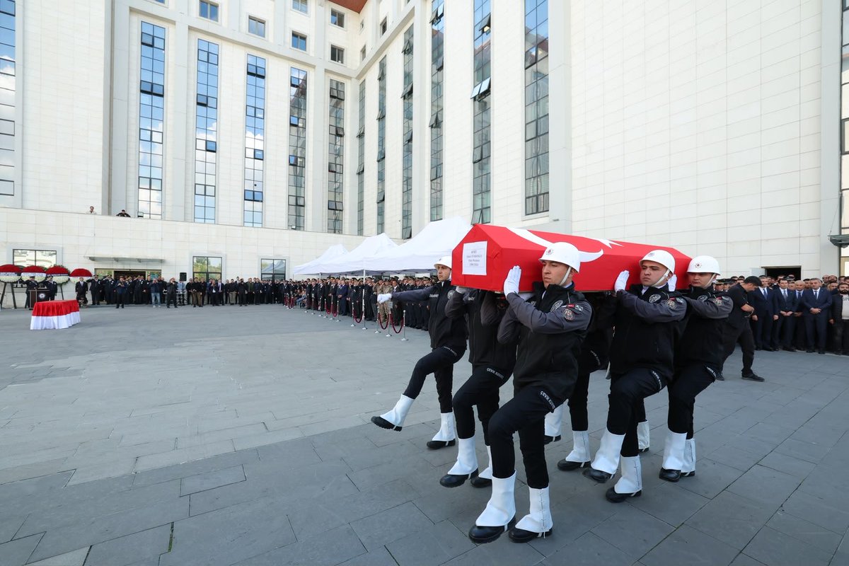 mustafaciftcitr's tweet photo. ŞEHİDİMİZ AHMET TÜRKOĞLU’NU EBEDİYETE UĞURLADIK 🇹🇷

Görevi başında uğradığı menfur silahlı saldırı sonucu şehit olan kahraman Polis Memurumuz Ahmet Türkoğlu, bugün Ankara’da dualarla son yolculuğuna uğurlandı.

2010 yılından bu yana şerefle taşıdığı üniformasıyla milletimizin huzuru ve güvenliği için gece gündüz demeden görev yapan Ahmet kardeşimiz, vazifesinin başında şehadet mertebesine ulaştı.

Herkes bilsin ki;

Polisimize doğrultulan namlu, devletimizin iradesine ve milletimizin huzuruna doğrultulmuştur.

Polisimize uzanan el, hukuk önünde mutlaka hesabını verecektir.

Kahramanlarımızın cesaretini hiçbir saldırı kıramaz, Emniyet Teşkilatımızın kararlılığını hiçbir alçaklık sarsamaz.

Cenabı Hak şehidimiz Ahmet Türkoğlu’nun makamını âli, mekânını cennet eylesin. Ailesine, Kahraman Emniyet Teşkilatımıza ve aziz milletimize başsağlığı diliyorum.

Milletimizin başı sağ olsun.
